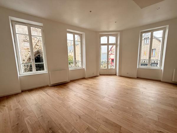 29250 SAINT POL DE LEON Saint-Pol-de-Léon, centre ville appartement de 126 m² avec balcon.