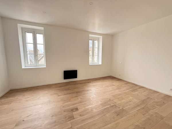 29250 SAINT POL DE LEON Saint-Pol-de-Léon, centre ville appartement de 126 m² avec balcon.