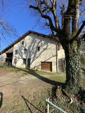 Maison avec dépendances à rénover