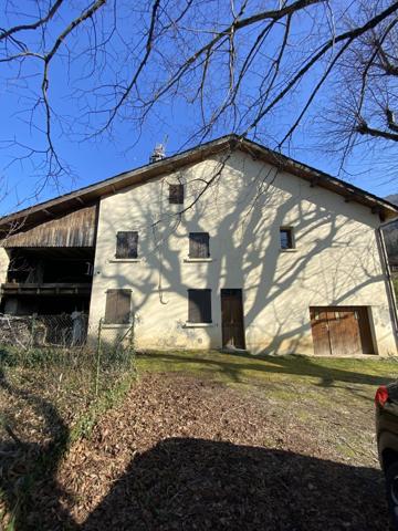 Maison avec dépendances à rénover