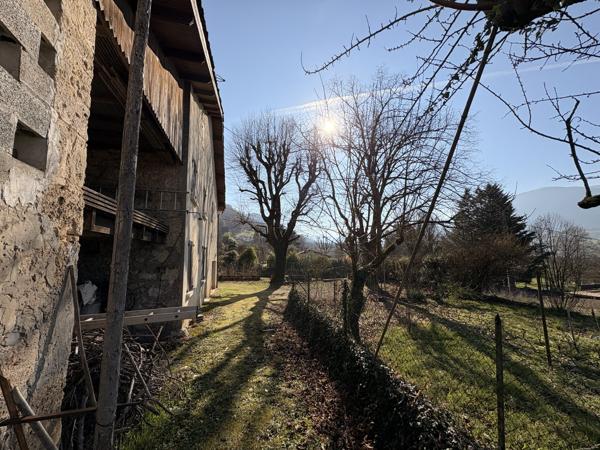 Maison avec dépendances à rénover