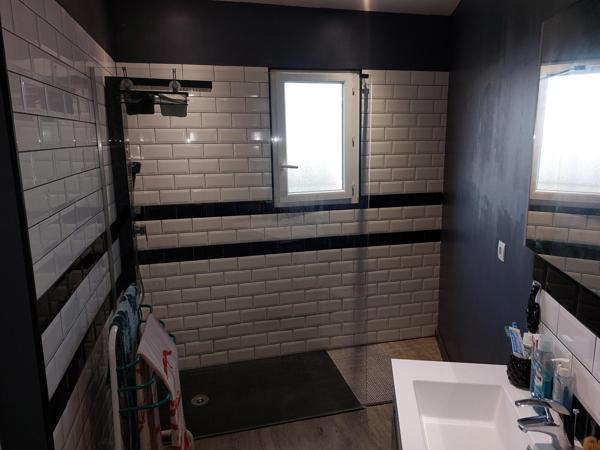 Maison 6 pièces comprenant garage et piscine.