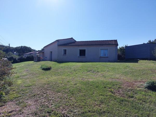 Maison 6 pièces comprenant garage et piscine.