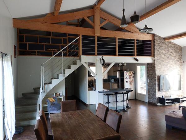 Maison 6 pièces comprenant garage et piscine.