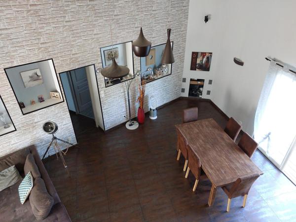 Maison 6 pièces comprenant garage et piscine.