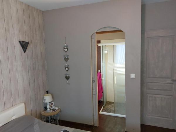 Maison 6 pièces comprenant garage et piscine.