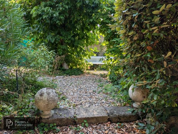 Maison en pierre lumineuse avec jardin, dépendance et garage