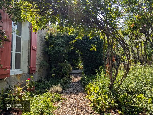 Maison en pierre lumineuse avec jardin, dépendance et garage