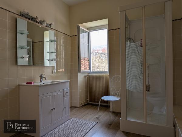 Maison en pierre lumineuse avec jardin, dépendance et garage