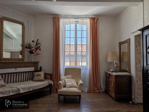 Maison en pierre lumineuse avec jardin, dépendance et garage