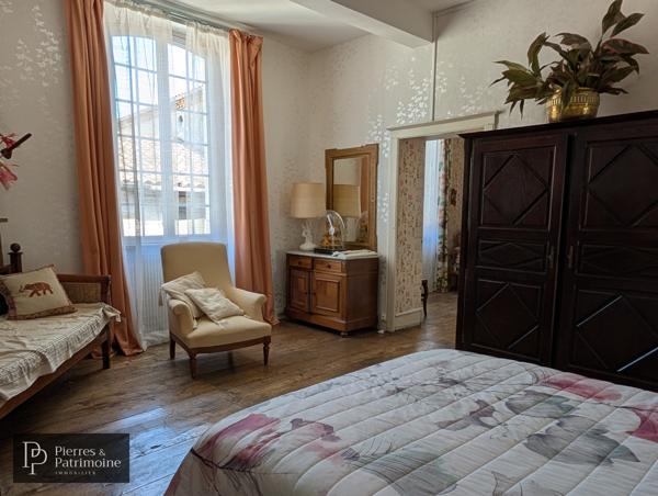 Maison en pierre lumineuse avec jardin, dépendance et garage