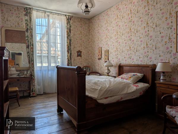 Maison en pierre lumineuse avec jardin, dépendance et garage