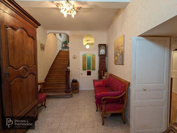 Maison en pierre lumineuse avec jardin, dépendance et garage