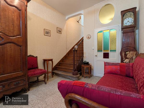 Maison en pierre lumineuse avec jardin, dépendance et garage
