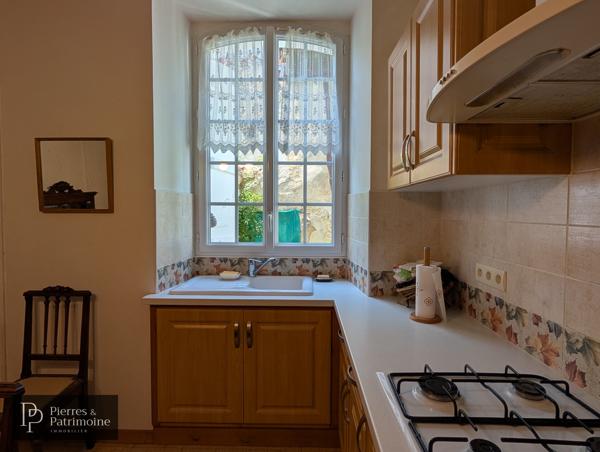 Maison en pierre lumineuse avec jardin, dépendance et garage