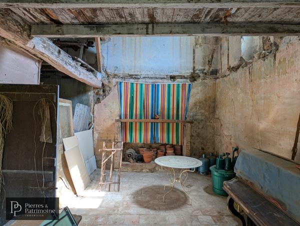 Maison en pierre lumineuse avec jardin, dépendance et garage