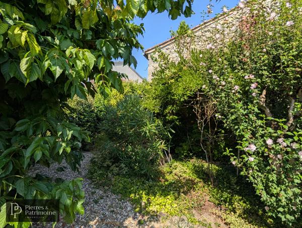 Maison en pierre lumineuse avec jardin, dépendance et garage