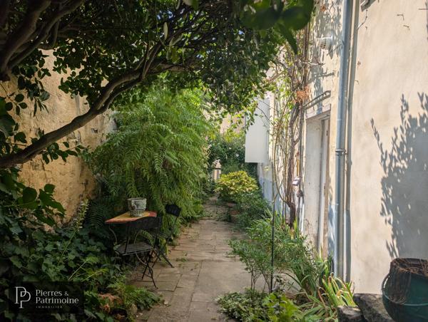 Maison en pierre lumineuse avec jardin, dépendance et garage