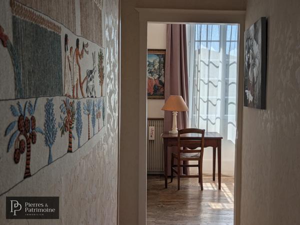 Maison en pierre lumineuse avec jardin, dépendance et garage