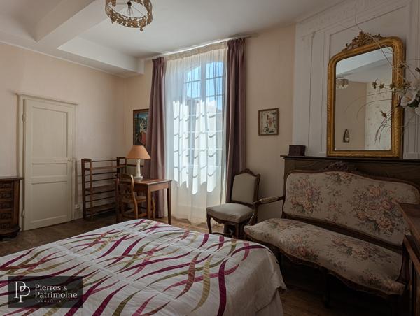 Maison en pierre lumineuse avec jardin, dépendance et garage