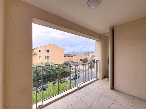 Très beau T2, refait à neuf avec balcon.