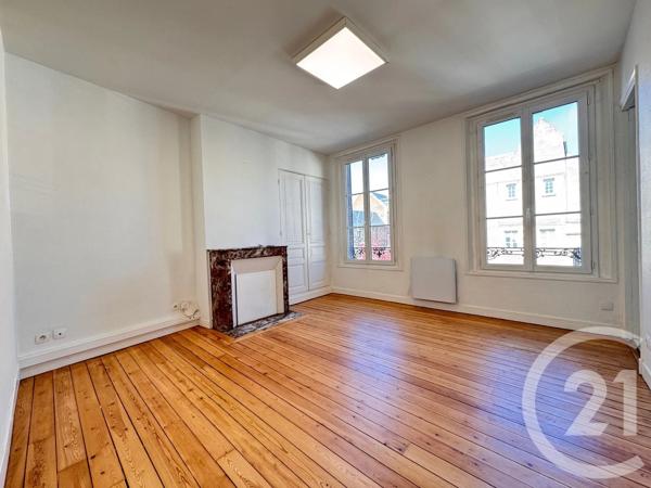 Immeuble à vendre  220 m 2   NOYON  - 60