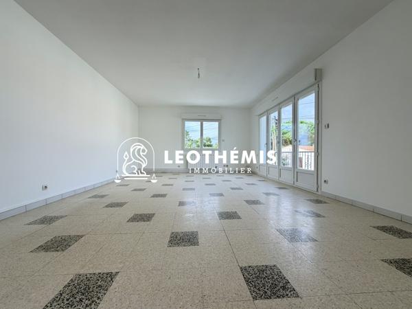 ENSEMBLE IMMOBILIER PROCHE COMMERCES