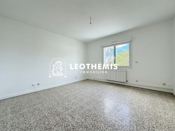 ENSEMBLE IMMOBILIER PROCHE COMMERCES