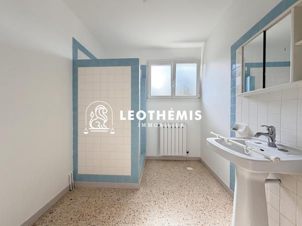 ENSEMBLE IMMOBILIER PROCHE COMMERCES