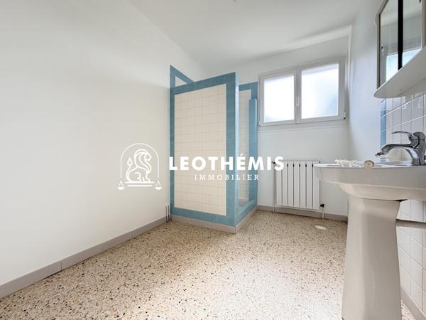 ENSEMBLE IMMOBILIER PROCHE COMMERCES