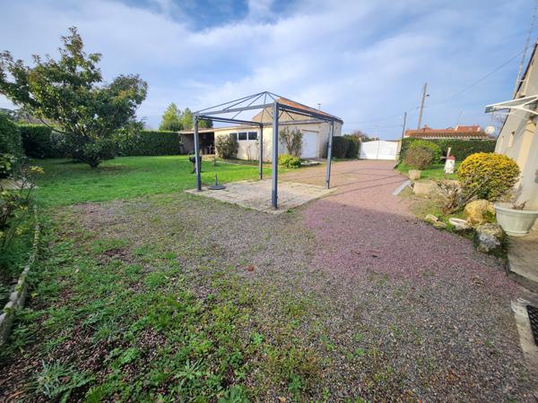 Sainte-Gemme-la-Plaine (85400) Maison en pierre deux chambres et grenier aménageable.