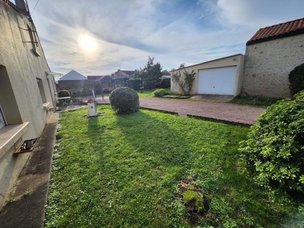 Sainte-Gemme-la-Plaine (85400) Maison en pierre deux chambres et grenier aménageable.