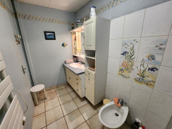 Sainte-Gemme-la-Plaine (85400) Maison en pierre deux chambres et grenier aménageable.