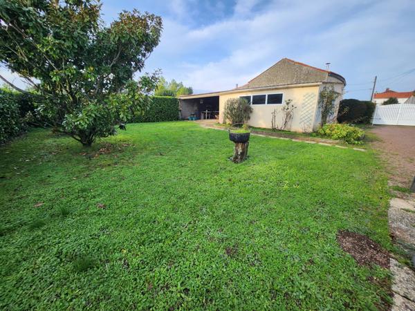 Sainte-Gemme-la-Plaine (85400) Maison en pierre deux chambres et grenier aménageable.