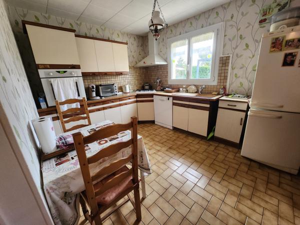 Sainte-Gemme-la-Plaine (85400) Maison en pierre deux chambres et grenier aménageable.