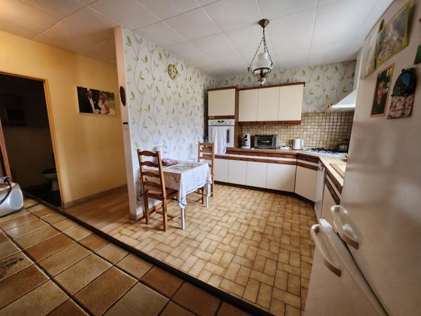 Sainte-Gemme-la-Plaine (85400) Maison en pierre deux chambres et grenier aménageable.