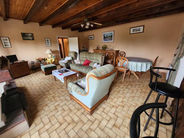 Sainte-Gemme-la-Plaine (85400) Maison en pierre deux chambres et grenier aménageable.