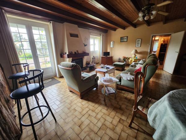 Sainte-Gemme-la-Plaine (85400) Maison en pierre deux chambres et grenier aménageable.