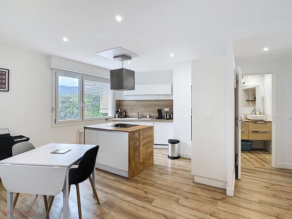 Chambéry centre ville T3 60 m² rénové parfait état.