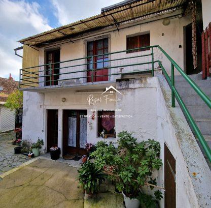 Vue sur la ville, proche du centre à pied et parking à proximité pour y stationner