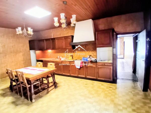 Vue sur la ville, proche du centre à pied et parking à proximité pour y stationner