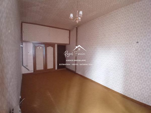 Vue sur la ville, proche du centre à pied et parking à proximité pour y stationner