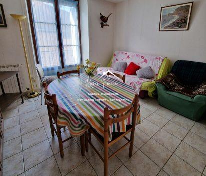 Vue sur la ville, proche du centre à pied et parking à proximité pour y stationner