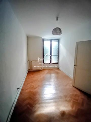 Vue sur la ville, proche du centre à pied et parking à proximité pour y stationner