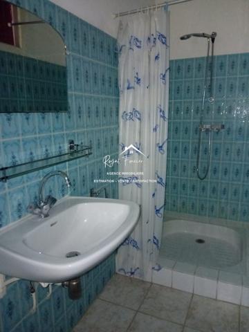 Vue sur la ville, proche du centre à pied et parking à proximité pour y stationner