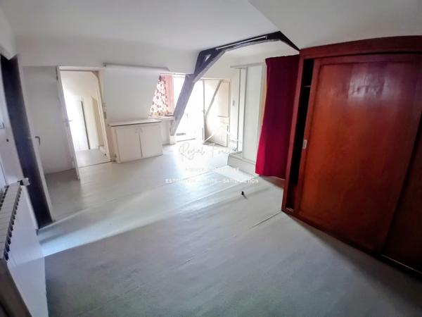 Vue sur la ville, proche du centre à pied et parking à proximité pour y stationner