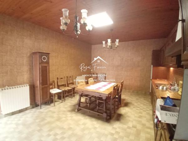 Vue sur la ville, proche du centre à pied et parking à proximité pour y stationner