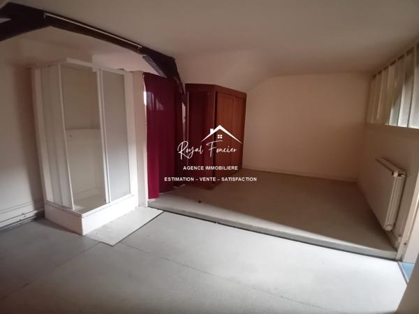 Vue sur la ville, proche du centre à pied et parking à proximité pour y stationner