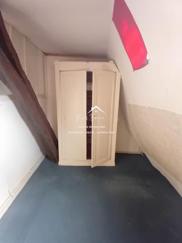 Vue sur la ville, proche du centre à pied et parking à proximité pour y stationner