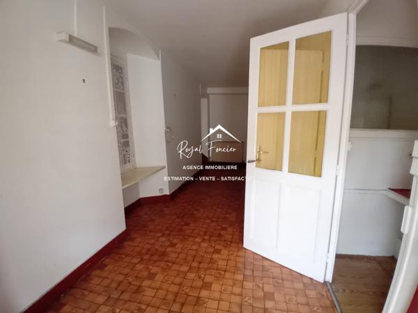 Vue sur la ville, proche du centre à pied et parking à proximité pour y stationner